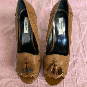 Women’s Simply Vera Wang approximately 5” heels, Gently used